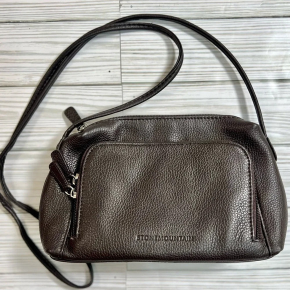 STONE MOUNTAIN Dark Brown Pebble Leather Crossbody Bag Embossed Logo Like New - Picture 1 of 9